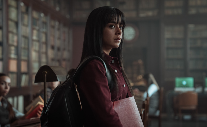 Irene Balmes como Jude Derry en una biblioteca en Perfectos mentirosos